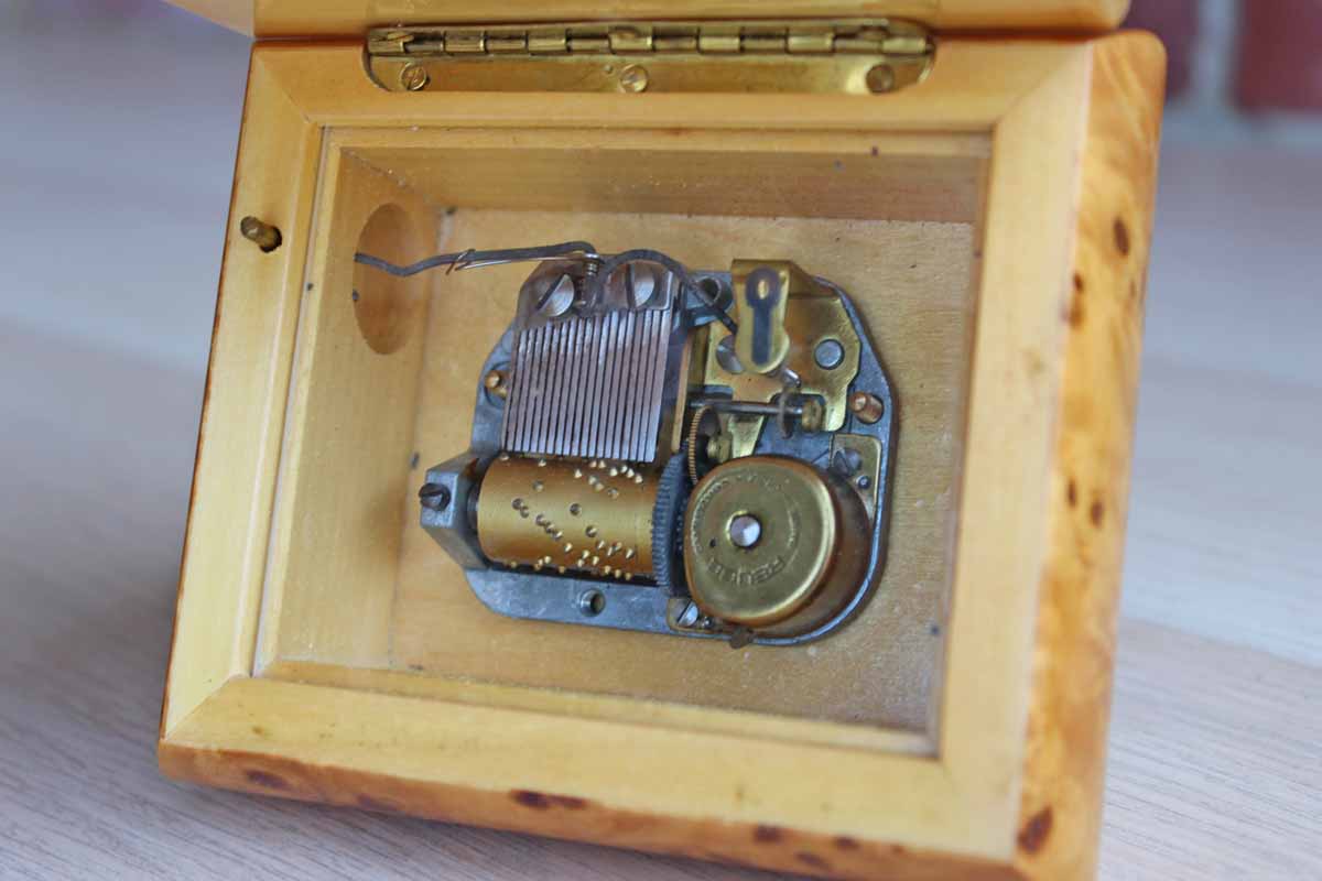 Reuge (Switzerland) Wood Mechanical Music Box – The Standing Rabbit